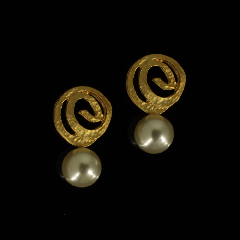 Handmade Forged Earrings with Pearl Gold Plated Matte | Inspiration