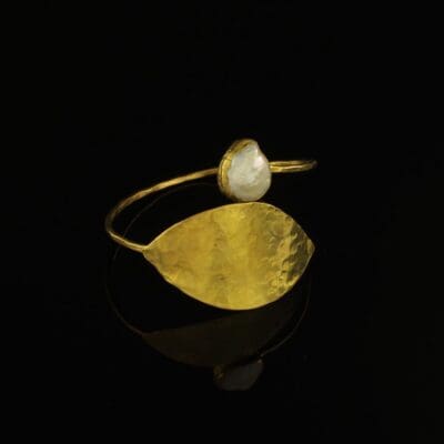 Handmade Leaf Bracelet with Pearl Gold Plated | Sensations | No Photoshop, no filters, no tricks. Just a shoot with my camera.