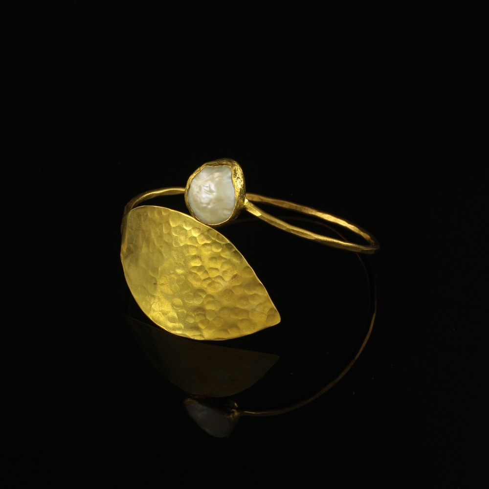Handmade Leaf Bracelet with Pearl Gold Plated | Sensations | No Photoshop, no filters, no tricks. Just a shoot with my camera.